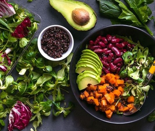 Sağlıklı ve Lezzetli Vegan Tarifler İle Sofralarınızı Zenginleştirin Vegan beslenme son yıllarda sadece bir trend değil, aynı zamanda sağlıklı yaşamın önemli bir parçası haline geldi. Hayvansal ürünler yerine bitkisel gıdalarla hazırlanan vegan tarifler, hem lezzetli hem de besleyici seçenekler sunuyor. Farklı malzemeler ve yaratıcı tarifler sayesinde vegan mutfağı, sofralara renk ve çeşitlilik katıyor. Sadece salata ve sebze yemekleri değil, tatlılardan atıştırmalıklara kadar geniş bir yelpazede vegan tarifler bulmak mümkün. Konulu bir haber görseli.