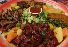 Sahraaltı Afrika Mutfağı, kıtanın güneyinden ekvatora kadar uzanan geniş coğrafyanın etkisiyle oluşmuş zengin bir kültürel mirastır. Bölgedeki farklı etnik gruplar, tarih boyunca kendi geleneklerini yemek kültürüne yansıtmış ve ortaya özgün tarifler çıkarmıştır. Bu mutfak, hem doğal kaynakların hem de tarımsal çeşitliliğin bir yansımasıdır. Yerel sebzeler, tahıllar, tropikal meyveler ve et çeşitleri, Sahraaltı Afrika yemeklerinin temelini oluşturur. Konulu bir haber görseli.