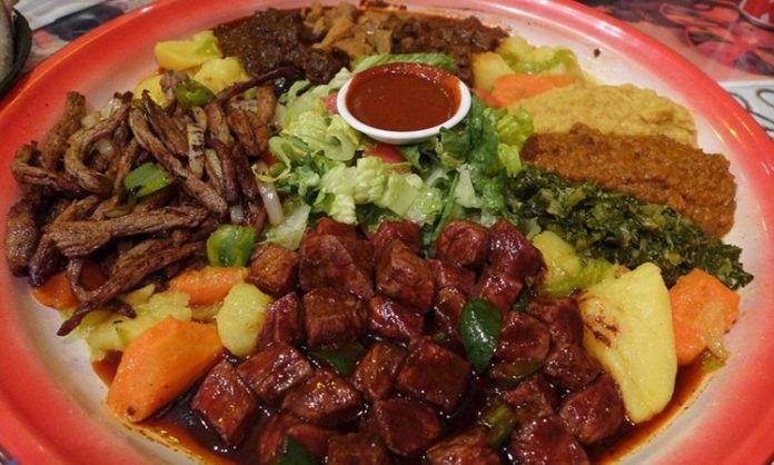 Sahraaltı Afrika Mutfağı, kıtanın güneyinden ekvatora kadar uzanan geniş coğrafyanın etkisiyle oluşmuş zengin bir kültürel mirastır. Bölgedeki farklı etnik gruplar, tarih boyunca kendi geleneklerini yemek kültürüne yansıtmış ve ortaya özgün tarifler çıkarmıştır. Bu mutfak, hem doğal kaynakların hem de tarımsal çeşitliliğin bir yansımasıdır. Yerel sebzeler, tahıllar, tropikal meyveler ve et çeşitleri, Sahraaltı Afrika yemeklerinin temelini oluşturur. Konulu bir haber görseli.