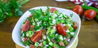 Salata Tarifleri İle Sofralara Renk Ve Lezzet Katın Salata tarifleri, hem sağlıklı hem de lezzetli öğünler hazırlamak isteyenlerin vazgeçilmez tercihlerinden biridir. Mevsim sebzeleri, taze yeşillikler ve farklı soslarla zenginleşen salatalar, hem hafif beslenmek hem de sofralara renk katmak için ideal seçenekler sunar. Özellikle pratik hazırlanabilen salatalar, günün her öğününde yer alabilir. Konulu bir haber görseli.