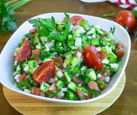 Salata tarifleri, hem sağlıklı hem de lezzetli öğünler hazırlamak isteyenlerin vazgeçilmez tercihlerinden biridir. Mevsim sebzeleri, taze yeşillikler ve farklı soslarla zenginleşen salatalar, hem hafif beslenmek hem de sofralara renk katmak için ideal seçenekler sunar. Özellikle pratik hazırlanabilen salatalar, günün her öğününde yer alabilir. Konulu bir haber görseli.