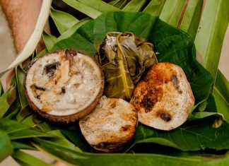 Samoa Mutfağı Samoa Mutfağı, Güney Pasifik’in tropikal adası Samoa’nın zengin kültürel geçmişini yansıtan bir gastronomi anlayışıdır. Yüzyıllardır yerli halk, ada kaynaklarını ve deniz ürünlerini kullanarak kendine özgü tarifler geliştirmiştir. Balık ve diğer deniz ürünleri, kök sebzeler, tropikal meyveler ve hindistancevizi, Samoa mutfağının temel ögelerindendir. Konulu bir haber görseli.