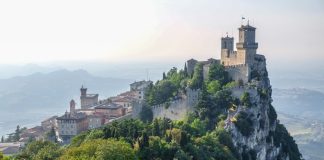 San Marino mutfağı, İtalya’nın Emilia-Romagna ve Marche bölgelerinin etkisi altında şekillenmiş, zengin ve otantik bir gastronomik kültür sunar. Bu küçük ülke, hem İtalyan hem de yerel geleneklerden beslenen yemekleriyle dikkat çeker. San Marino yemekleri, tarih boyunca köy sofralarından saraylara kadar farklı düzeylerde sofralarda yer almış ve hem yerel halk hem de ziyaretçiler için bir kültürel deneyim sağlamıştır. Konulu bir haber görseli.