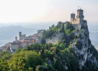 San Marino Mutfağı Tarihi Lezzetlerin Zirvesi San Marino mutfağı, İtalya’nın Emilia-Romagna ve Marche bölgelerinin etkisi altında şekillenmiş, zengin ve otantik bir gastronomik kültür sunar. Bu küçük ülke, hem İtalyan hem de yerel geleneklerden beslenen yemekleriyle dikkat çeker. San Marino yemekleri, tarih boyunca köy sofralarından saraylara kadar farklı düzeylerde sofralarda yer almış ve hem yerel halk hem de ziyaretçiler için bir kültürel deneyim sağlamıştır. Konulu bir haber görseli.