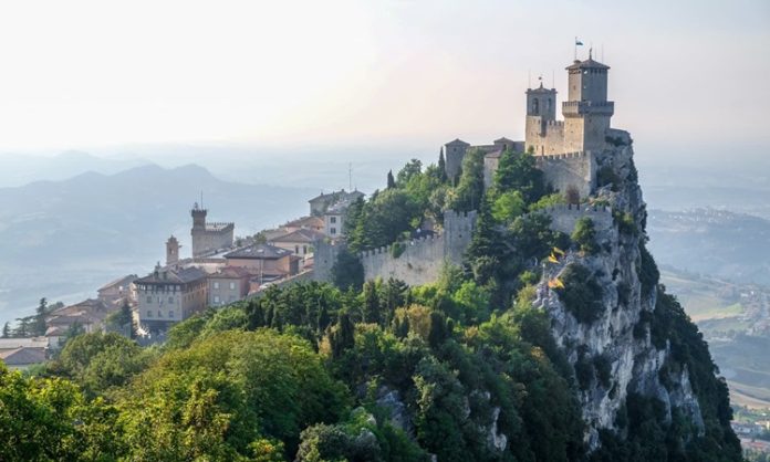 San Marino mutfağı, İtalya’nın Emilia-Romagna ve Marche bölgelerinin etkisi altında şekillenmiş, zengin ve otantik bir gastronomik kültür sunar. Bu küçük ülke, hem İtalyan hem de yerel geleneklerden beslenen yemekleriyle dikkat çeker. San Marino yemekleri, tarih boyunca köy sofralarından saraylara kadar farklı düzeylerde sofralarda yer almış ve hem yerel halk hem de ziyaretçiler için bir kültürel deneyim sağlamıştır. Konulu bir haber görseli.