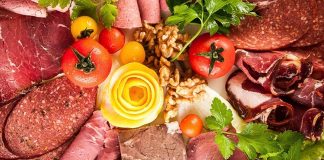 Şarküteri ürünleri, mutfak kültürlerinin vazgeçilmez lezzetleri arasında yer alır. Şarküteri ürünleri, kahvaltılardan akşam yemeklerine kadar sofralara çeşitlilik ve zenginlik katar. Sucuk, salam, pastırma, jambon ve çeşitli peynirler, hem atıştırmalık hem de ana yemek tamamlayıcısı olarak tercih edilir. Bu ürünler, yalnızca lezzet sağlamakla kalmaz, aynı zamanda gastronomi kültürünün önemli bir parçasını oluşturur. Konulu bir haber görseli.