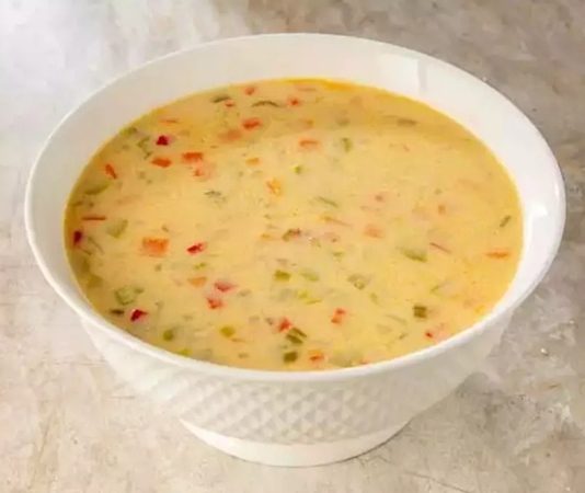 Sebze Çorbası İle Sağlıklı Yaşamın Sırrı Sebze çorbası, hem besleyici değeri yüksek hem de sindirimi kolay bir yemek olarak sofralarda sıkça yerini alır. İçeriğinde bulunan farklı sebzeler, vücuda gerekli olan vitamin ve minerallerin alınmasını sağlar. Özellikle kış aylarında bağışıklık sistemini destekleyici etkisiyle öne çıkar. Ayrıca sebze çorbası, düşük kalorili yapısıyla da diyet yapanların tercih ettiği yemeklerden biridir. Konulu bir haber görseli.
