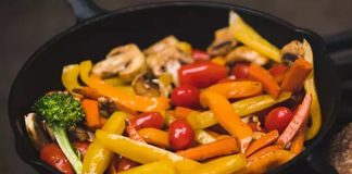 Türk mutfağında sebze közleme, özellikle yaz akşamlarının ve mangal sofralarının ayrılmaz bir parçasıdır. Ateşin üzerinde ya da közde pişirilen biber, patlıcan, domates gibi sebzeler hem kokusuyla hem de tadıyla sofralara bambaşka bir hava katar. Közlenmiş sebzeler, yalnızca lezzet açısından değil, aynı zamanda besin değerleriyle de dikkat çeker. Doğal yöntemlerle pişirilen bu sebzeler, vitamin ve mineral kaybını en aza indirerek sağlıklı beslenmeye katkı sağlar. Konulu bir haber görseli.