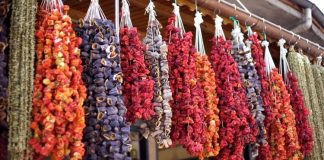 Sebze Kurutma Sonrası Pişirme Yöntemleri Ve Lezzetli Tarifler Günümüzde sağlıklı beslenmenin önemli adımlarından biri sebze kurutma işlemidir. Sebzelerin kurutulması, uzun süre taze kalmalarını sağlar ve besin değerlerinin korunmasına yardımcı olur. Kurutulan sebzeler, özellikle mevsim dışında da sofralara renk ve lezzet katar. Konulu bir haber görseli.