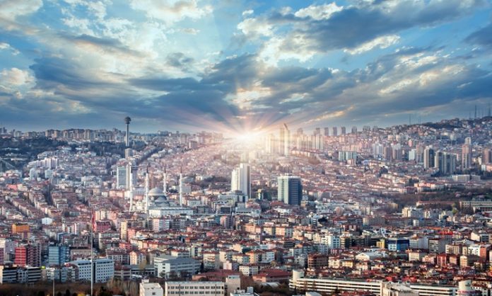 Şehir Yemekleriyle Kültürün Sofradaki Yansıması Her şehir, sahip olduğu tarih, coğrafya ve kültürel çeşitlilik ile birlikte kendine özgü bir mutfak mirası geliştirmiştir. Şehir yemekleri, yalnızca beslenme ihtiyacını karşılamakla kalmaz, aynı zamanda bir toplumun geçmişinden günümüze taşıdığı değerlerin de temsilcisidir. Özellikle Anadolu coğrafyasında her ilin, hatta bazen ilçelerin bile kendine özgü yemekleri bulunur. Bu yemekler hem yerel halkın yaşam biçimini hem de bölgedeki ürün çeşitliliğini yansıtır. Konulu bir haber görseli.