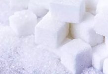 Şeker eritme, mutfakta hem tatlıların temelini oluşturmak hem de dekoratif lezzetler yaratmak için kullanılan kritik bir tekniktir. Şeker eritme işlemi, kristal şekerin kontrollü bir şekilde ısıtılarak sıvı hale getirilmesini kapsar. Bu süreçte dikkat edilmesi gereken en önemli unsur, şekerin yanmadan erimesidir. Yanık şeker, acı bir tat bırakır ve tatlıların dokusunu bozabilir. Konulu bir haber görseli.