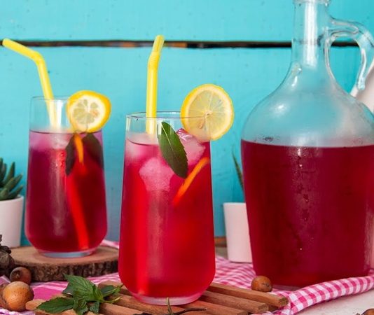 Şerbet, tarih boyunca farklı kültürlerde hem serinletici hem de tatlı bir içecek olarak tüketilmiştir. Osmanlı saraylarından halk sofralarına kadar uzanan bir geçmişe sahip olan şerbet, ritüel ve sosyal yaşamın ayrılmaz bir parçası olmuştur. Özellikle bayramlarda ve özel günlerde ikram edilen şerbetler, hem misafirperverliği hem de geleneği simgeler. Konulu bir haber görseli.