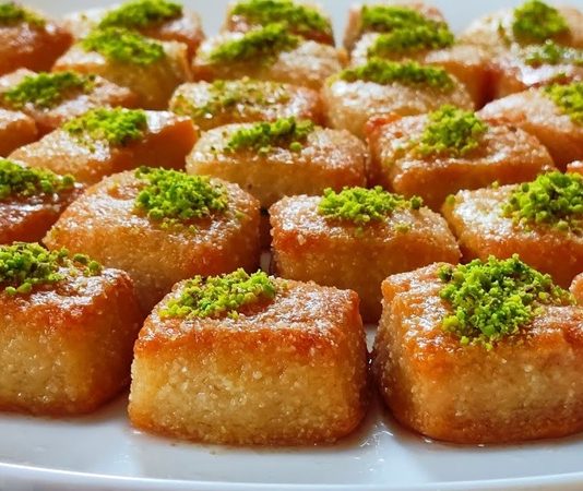 Şerbetli tatlılar, özellikle Türk mutfağında hem özel günlerin hem de günlük tatların vazgeçilmez bir parçasıdır. Bu tatlıların en bilinen özelliklerinden biri, şerbetli tatlıda kızartma yöntemi ile hazırlanmasıdır. Kızartma, tatlıların dış yüzeyinin çıtır ve altın renginde olmasını sağlarken iç kısmının yumuşak ve nemli kalmasına katkı sağlar. Konulu bir haber görseli.