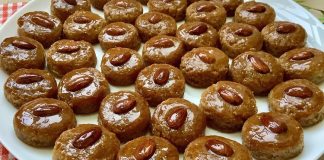 Şerbetli tatlılar, Türk mutfağının asırlardır sofralardaki en tatlı misafirleri olarak bilinir. Osmanlı’dan günümüze uzanan bu lezzet kültürü, hem özel günlerde hem de günlük sofralarda kendine yer bulur. İftar sofralarından düğün yemeklerine, bayram ikramlarından günlük tatlı keyiflerine kadar birçok alanda tercih edilen bu tatlılar, zengin çeşitleri ve kendine has aromalarıyla damaklarda unutulmaz bir tat bırakır. Şeker, un, irmik, yağ ve bolca sevgiyle hazırlanan şerbetli tatlı tarifleri, kuşaktan kuşağa aktarılan mutfak geleneğimizin önemli bir parçasıdır. Konulu bir haber görseli.