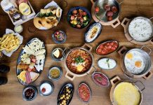 Serpme kahvaltı, Türk mutfağının en özel geleneklerinden biridir. Çeşitliliği, bereketi ve paylaşma kültürünü en iyi şekilde yansıtan bu kahvaltı türü, yalnızca yemek yemek için değil, aynı zamanda sevdiklerle bir araya gelmek için tercih edilir. Sofralara yayılan peynir çeşitleri, zeytin tabakları, bal, reçel ve sıcak çayla birleşen bu keyifli sunum, güne enerjik bir başlangıç yapmayı sağlar. Özellikle hafta sonları, ailelerin ve arkadaş gruplarının tercih ettiği serpme kahvaltılar, uzun sohbetlerin de vazgeçilmezidir. Konulu bir haber görseli.