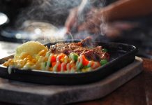 Günlük hayatın yoğun temposu içerisinde sıcak yemekler, hem besleyici hem de doyurucu bir öğün sağlamak açısından büyük önem taşıyor. Sıcak yemekler, özellikle kış aylarında veya soğuk havalarda hem iç ısıtan hem de enerji veren bir öğün sunar. İnsanlar genellikle öğle ve akşam yemeklerinde sıcak tarifleri tercih ederek gün boyunca ihtiyacı olan enerjiyi karşılıyor. Konulu bir haber görseli.