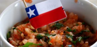 Şili mutfağı, Güney Amerika’nın batı kıyısında uzanan bu uzun ve dar ülkenin zengin coğrafi yapısının bir yansımasıdır. Pasifik Okyanusu’ndan And Dağları’na kadar uzanan geniş bir alanda şekillenen mutfak kültürü, hem deniz ürünleri hem de kara mahsulleri açısından büyük bir çeşitlilik sunar. Ülkenin farklı bölgelerinde kullanılan malzemeler ve pişirme yöntemleri, Şili’nin tarih boyunca farklı kültürlerden aldığı etkileri ortaya koyar. Konulu bir haber görseli.