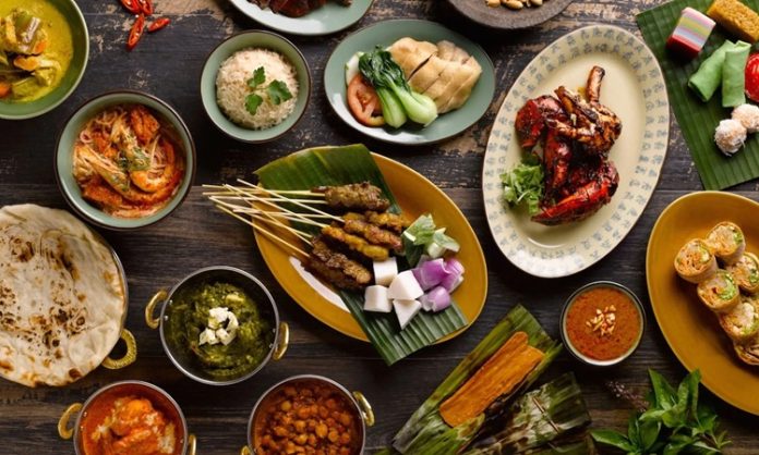 Singapur, Asya’nın gastronomik merkezlerinden biri olarak Singapur mutfağı ile çok kültürlü bir deneyim sunar. Çin, Malay, Hint ve Batı etkilerinin harmanlandığı bu mutfak, hem zengin hem de çeşitli tatlar içerir. Pirinç, deniz ürünleri, tavuk ve baharatlar mutfağın temel yapı taşlarını oluşturur. Yemekler hem lezzet hem de sunum açısından özenli hazırlanır ve her tabak farklı kültürel etkileşimleri yansıtır. Konulu bir haber görseli.