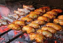 Şişte pişirme, yüzyıllardır hem Anadolu mutfağında hem de dünya mutfaklarında uygulanan klasik bir pişirme yöntemidir. Etin küçük parçalar hâlinde şişlere geçirilerek ateş üzerinde pişirilmesi, hem lezzeti hem de aromayı artıran bir tekniktir. Şişte pişirme, özellikle kebap kültürü ile özdeşleşmiştir ve etin dış yüzeyinin hafifçe kızarıp içinin sulu kalmasını sağlar. Konulu bir haber görseli.