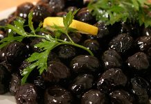 Akdeniz mutfağının en değerli ürünlerinden biri olan siyah zeytin, binlerce yıldır insanların yaşamında önemli bir yere sahip. Tarihi kaynaklarda, antik uygarlıkların sofralarında siyah zeytin ve zeytinyağının kutsal sayıldığına dair pek çok bilgi yer alıyor. Özellikle Anadolu topraklarında köklü bir geçmişe sahip olan bu ürün, sadece besin olarak değil, aynı zamanda bereketin ve barışın simgesi olarak kabul ediliyor. Konulu bir haber görseli.