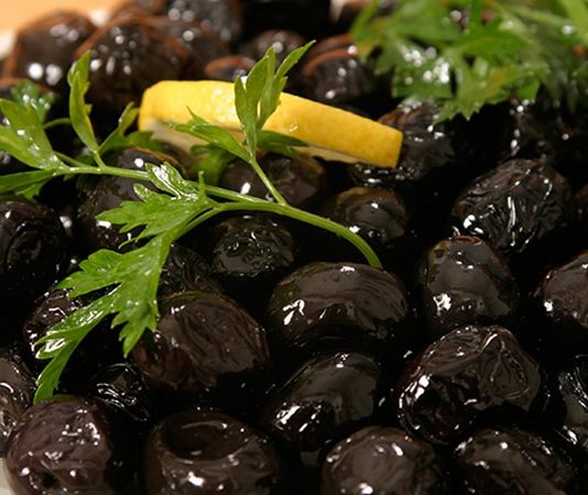 Akdeniz mutfağının en değerli ürünlerinden biri olan siyah zeytin, binlerce yıldır insanların yaşamında önemli bir yere sahip. Tarihi kaynaklarda, antik uygarlıkların sofralarında siyah zeytin ve zeytinyağının kutsal sayıldığına dair pek çok bilgi yer alıyor. Özellikle Anadolu topraklarında köklü bir geçmişe sahip olan bu ürün, sadece besin olarak değil, aynı zamanda bereketin ve barışın simgesi olarak kabul ediliyor. Konulu bir haber görseli.