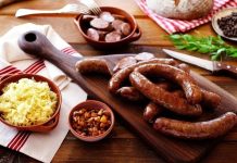 Slovenya mutfağı, Orta Avrupa ve Balkan etkilerinin bir karışımı olarak dikkat çeker. Bölgenin coğrafi çeşitliliği, mutfak kültürünü şekillendiren önemli bir faktördür. Dağlık bölgelerde et ve süt ürünleri öne çıkarken, nehir ve göl kenarlarında balık tüketimi yaygındır. Slovenya yemekleri, hem geleneksel tarifleri hem de modern yorumlarıyla gastronomi tutkunlarının ilgisini çeker. Konulu bir haber görseli.