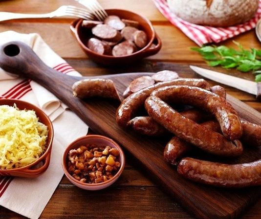 Slovenya mutfağı, Orta Avrupa ve Balkan etkilerinin bir karışımı olarak dikkat çeker. Bölgenin coğrafi çeşitliliği, mutfak kültürünü şekillendiren önemli bir faktördür. Dağlık bölgelerde et ve süt ürünleri öne çıkarken, nehir ve göl kenarlarında balık tüketimi yaygındır. Slovenya yemekleri, hem geleneksel tarifleri hem de modern yorumlarıyla gastronomi tutkunlarının ilgisini çeker. Konulu bir haber görseli.