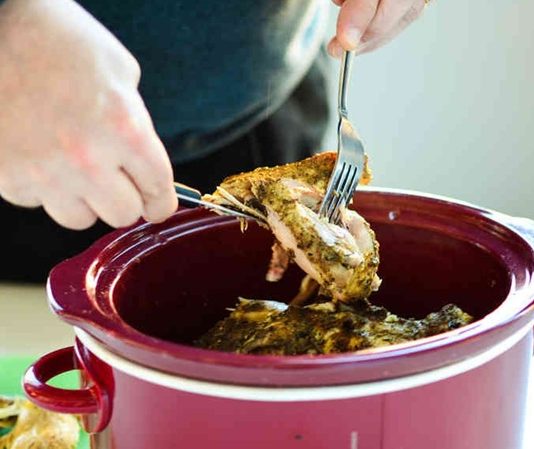 Yavaş pişirme, hem sağlıklı hem de lezzetli yemekler hazırlamak isteyenler için son yıllarda giderek daha popüler hale gelmiştir. İngilizce adıyla slow cooking, düşük ısıda uzun süre pişirme yöntemidir ve genellikle özel slow cooker cihazlarıyla uygulanır. Bu yöntem, yemeklerin aromasını ve besin değerini korurken, yoğun lezzetler ortaya çıkarır. Konulu bir haber görseli.