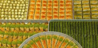 Türk mutfağının en ünlü tatlılarından biri olan baklava, sofralarda özel bir yere sahiptir. İnce açılmış hamur katmanları, bol ceviz veya fıstık içi ve şerbetin muhteşem uyumu, baklavayı hem gözlere hem de damaklara hitap eden bir tatlı haline getirir. Baklava, sadece Türkiye’de değil, dünya genelinde de sevilen ve takdir edilen bir lezzettir. Sofralarda baklava ve diğer tatlılar, kutlamaların, özel günlerin ve misafirliklerin vazgeçilmez unsurlarındandır. Konulu bir haber görseli.