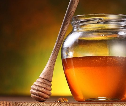 Türkiye’nin geleneksel sofralarında bal, hem tatlı hem de sağlık kaynağı olarak önemli bir yer tutar. Doğal yapısı ve zengin aroması sayesinde sofraların vazgeçilmez lezzetlerinden biri haline gelir. Bal, kahvaltıdan tatlılara, içeceklerden soslara kadar pek çok alanda kullanılır ve her damak tadına uygun çeşitlilik sunar. Sofralarda balın varlığı, sadece tatlı bir dokunuş değil aynı zamanda doğal ve şifalı bir katkı olarak değerlendirilir. Konulu bir haber görseli.