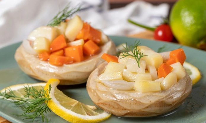 Enginar, hem sağlık açısından hem de mutfaktaki çeşitliliğiyle sofralarda özel bir yere sahip sebzelerden biridir. Özellikle Akdeniz mutfağında sıkça yer bulan bu besin, düşük kalorisi ve yüksek besin değeri ile dengeli beslenmek isteyenlerin gözdesidir. İlkbahar aylarında taze olarak pazarlarda yerini alan enginar, doğru pişirme teknikleri ile hem lezzetini hem de besin değerini korur. Konulu bir haber görseli.