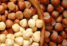 Fındık ve ceviz, sofraların hem lezzet hem de besin değeri açısından vazgeçilmez unsurları arasında yer alıyor. Özellikle kahvaltıdan ana öğünlere, tatlılardan atıştırmalıklara kadar geniş bir kullanım alanına sahip olan bu kuruyemişler, zengin içeriğiyle sağlıklı beslenmenin destekçisi konumunda. Türkiye, özellikle fındık üretiminde dünya lideri olması sebebiyle sofralarda tazeliği ve kalitesiyle öne çıkan fındığı bolca kullanır. Ceviz ise hem taze hem de kırılmış olarak mutfaklarda önemli bir yer tutar. Konulu bir haber görseli.