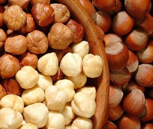 Sofralarda Fındık ve Cevizin Lezzetli ve Sağlıklı Yolculuğu Fındık ve ceviz, sofraların hem lezzet hem de besin değeri açısından vazgeçilmez unsurları arasında yer alıyor. Özellikle kahvaltıdan ana öğünlere, tatlılardan atıştırmalıklara kadar geniş bir kullanım alanına sahip olan bu kuruyemişler, zengin içeriğiyle sağlıklı beslenmenin destekçisi konumunda. Türkiye, özellikle fındık üretiminde dünya lideri olması sebebiyle sofralarda tazeliği ve kalitesiyle öne çıkan fındığı bolca kullanır. Ceviz ise hem taze hem de kırılmış olarak mutfaklarda önemli bir yer tutar. Konulu bir haber görseli.