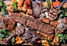 Karışık ızgara, Türk mutfağının ve dünya mutfaklarının en sevilen yemeklerinden biridir. Et ve sebzelerin bir arada pişirilmesiyle elde edilen bu yemek, zengin aroması ve doyurucu yapısıyla sofraların vazgeçilmezi olmuştur. Karışık ızgara, misafir sofralarında veya aile yemeklerinde hem pratik hem de lezzetli bir seçenek sunar. Mevsim sebzeleri ve farklı et çeşitlerinin dengeli birleşimi, bu yemeğin özel olmasını sağlar. Sofralarda karışık ızgara yer alması, yemek kültürünün zenginleşmesine katkıda bulunur. Konulu bir haber görseli.