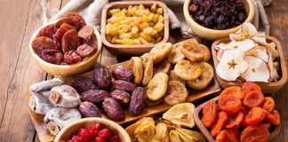 Kuru meyveler, besleyici özellikleri ve uzun raf ömrü ile sofralarda hem tat hem de sağlık açısından önemli bir yere sahiptir. Doğal şekerleri, lif oranları ve vitamin-mineral içerikleri sayesinde, dengeli beslenmenin vazgeçilmez destekçilerindendir. Günümüzde sadece atıştırmalık olarak değil, tatlılardan ana yemeklere, salatalardan kahvaltılara kadar pek çok tarifte kullanılmaktadır. Konulu bir haber görseli.