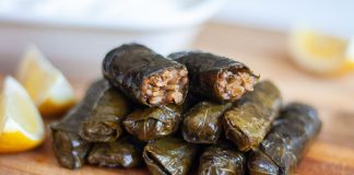 Türk mutfağının en sevilen yemeklerinden olan sarma ve dolma, sofraların baş tacı olarak her dönemde yerini korur. Hem etli hem zeytinyağlı çeşitleriyle geniş bir yelpazeye sahip olan sarma ve dolma, kültürel mirasın lezzetli temsilcilerindendir. Genellikle üzüm yaprağı, lahana, biber, patlıcan gibi sebzeler kullanılarak hazırlanan bu yemekler, farklı iç harçlarıyla sofralara çeşitlilik ve zenginlik katar. Sofralarda sarma ve dolma, misafir sofralarında, özel günlerde ve günlük öğünlerde sıkça tercih edilir. Konulu bir haber görseli.