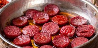 Türkiye’nin mutfak kültüründe önemli bir yere sahip olan sucuk ve pastırma, özellikle kahvaltı sofralarının ve özel yemeklerin vazgeçilmez tatları arasında yer alır. Geleneksel yöntemlerle hazırlanan bu iki ürün, zengin aroması ve doyurucu yapısıyla sofralara lezzet katar. Sucuk ve pastırma, etin özenle işlenmesiyle elde edilirken, her biri kendine özgü baharat ve tatlandırma teknikleriyle zenginleşir. Bu nedenle, sofralarda sadece lezzet değil, aynı zamanda kültürel bir miras da sunulur. Konulu bir haber görseli.