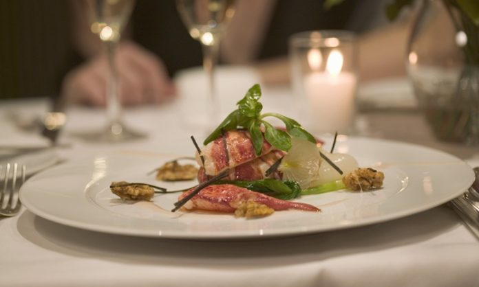 Lobster entree Yemek sunumu, insanlık tarihinin en eski estetik ve işlevsel öğelerinden biridir. Tarih boyunca sofralar, yalnızca beslenme alanı değil, aynı zamanda sosyal ve kültürel bir deneyim alanı olarak kullanılmıştır. Sunum, yemeklerin görsel değerini artırmak ve sofralarda bir düzen sağlamak açısından önemlidir. Konulu bir haber görseli.