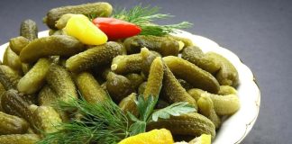 Sofralarda Turşu Çeşitleri Zenginliği Ve Lezzetleri Türkiye mutfağının vazgeçilmez tatlarından biri olan turşu, sofraların renkli ve lezzetli tamamlayıcısıdır. Hem kahvaltılarda hem de ana yemeklerin yanında tercih edilen turşu çeşitleri, kültürel çeşitliliği ve yöresel farklılıkları yansıtır. Günümüzde turşu, sadece salatalık turşusu ile sınırlı kalmayıp, sebze ve meyvelerin farklı türlerinden oluşan geniş bir yelpazeye sahiptir. Sofralarda yerini alan bu çeşitler, damak tadına göre şekillenerek, sağlıklı ve pratik tüketim imkanı sunar. Konulu bir haber görseli.