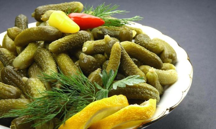 Türkiye mutfağının vazgeçilmez tatlarından biri olan turşu, sofraların renkli ve lezzetli tamamlayıcısıdır. Hem kahvaltılarda hem de ana yemeklerin yanında tercih edilen turşu çeşitleri, kültürel çeşitliliği ve yöresel farklılıkları yansıtır. Günümüzde turşu, sadece salatalık turşusu ile sınırlı kalmayıp, sebze ve meyvelerin farklı türlerinden oluşan geniş bir yelpazeye sahiptir. Sofralarda yerini alan bu çeşitler, damak tadına göre şekillenerek, sağlıklı ve pratik tüketim imkanı sunar. Konulu bir haber görseli.