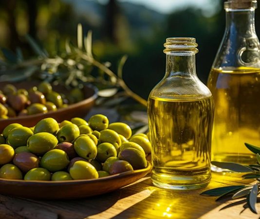 Sofralarda Zeytinyağı Ziyafeti Lezzet ve Sağlığın Buluşma Noktası Türkiye’nin dört bir yanında yetiştirilen zeytin ağaçları, yalnızca ekonomik değil aynı zamanda kültürel bir zenginliğin de temsilcisidir. Bu kıymetli meyveden elde edilen zeytinyağı, yüzyıllardır sofralarımızın vazgeçilmezi olarak yerini koruyor. Ancak son yıllarda zeytinyağı tüketimi yalnızca geleneksel lezzet anlayışıyla sınırlı kalmıyor; aynı zamanda sağlıklı yaşam trendlerinin de merkezine yerleşmiş durumda. Konulu bir haber görseli.