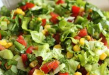 Yaz aylarının bunaltıcı sıcaklarında veya hafif öğünler tercih edilen günlerde, soğuk yemekler hem ferahlatıcı hem de besleyici bir seçenek olarak öne çıkıyor. İnsanlar özellikle öğle ve akşam yemeklerinde, ağır yemeklerden kaçınarak serinletici ve hafif soğuk yemekler ile öğünlerini tamamlıyor. Konulu bir haber görseli.