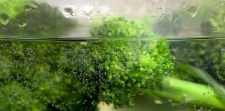 Şok Haşlama Yöntemi Ve Sağlıklı Pişirme Sırları Günümüzde sağlıklı beslenme alışkanlıklarının giderek önem kazanmasıyla birlikte farklı pişirme yöntemleri de dikkat çekiyor. Bunlardan biri de şok haşlama yöntemidir. Özellikle sebzelerin rengini, besin değerini ve tazeliğini koruması açısından kullanılan bu teknik, modern mutfaklarda sıkça tercih edilmektedir. Şok haşlama, sebzelerin kısa süre kaynar suda haşlanması ardından soğuk suya alınması işlemidir. Bu yöntem sayesinde yiyecekler hem diri kalır hem de vitaminlerini büyük oranda muhafaza eder. Konulu bir haber görseli.