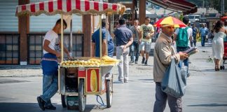 Şehir yaşamının vazgeçilmez bir parçası olan sokak satıcıları, hem ekonomik hem de kültürel açıdan önemli bir role sahiptir. Geniş bir ürün yelpazesi sunmaları, günlük hayatta pratik çözümler sağlamaları ve şehrin dinamizmini yansıtmaları, onları kent kimliğinin ayrılmaz bir unsuru haline getirir. Özellikle büyük şehirlerde sabahın erken saatlerinden gece geç saatlere kadar çalışan bu satıcılar, yerel ekonomiye de ciddi katkı sağlar. Konulu bir haber görseli.