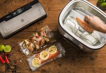 Sous vide tekniği, son yıllarda hem profesyonel şeflerin hem de ev aşçılarının ilgisini çeken modern bir pişirme yöntemi olarak öne çıkıyor. Fransızca kökenli bu terim, “vakum altında” anlamına gelir ve yiyeceklerin vakum torbası içinde düşük sıcaklıkta, uzun süre boyunca su banyosunda pişirilmesini ifade eder. Konulu bir haber görseli.