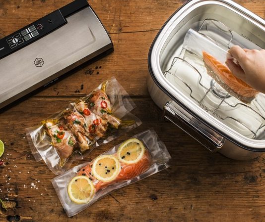 Sous Vide Teknikleri İle Mükemmel Pişirme Sanatı Sous vide tekniği, son yıllarda hem profesyonel şeflerin hem de ev aşçılarının ilgisini çeken modern bir pişirme yöntemi olarak öne çıkıyor. Fransızca kökenli bu terim, “vakum altında” anlamına gelir ve yiyeceklerin vakum torbası içinde düşük sıcaklıkta, uzun süre boyunca su banyosunda pişirilmesini ifade eder. Konulu bir haber görseli.