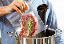 Sous vide Fransızca’da “vakum altında” anlamına gelen bir pişirme tekniğidir. Yiyecekler özel poşetlerin içine yerleştirilip vakumlanır ve ardından kontrollü bir şekilde düşük sıcaklıkta su banyosunda pişirilir. Bu yöntem 1970’li yıllarda profesyonel şefler tarafından keşfedilmiş ve zamanla restoran mutfaklarından ev mutfaklarına kadar yayılmıştır. Özellikle et, balık ve sebzelerde istenen pişirme derecesine ulaşmayı kolaylaştırdığı için tercih edilmektedir. Konulu bir haber görseli.