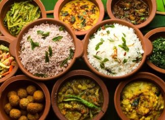 Sri Lanka Mutfağı Sri Lanka, Hint Okyanusu’nun kalbinde yer alan ve tarih boyunca farklı kültürlerin etkisi altında kalmış bir ada ülkesidir. Bu durum, Sri Lanka mutfağının zengin ve çeşitlilik dolu bir yapıya sahip olmasını sağlamıştır. Hindistan, Portekiz ve Hollanda gibi kültürlerin etkisi, yemeklerde hem lezzet hem de aromatik çeşitlilik yaratmıştır. Baharatların yoğun kullanımı, tropikal meyve ve sebzelerin ustaca harmanlanması, Sri Lanka mutfağının karakteristik özelliklerindendir. Konulu bir haber görseli