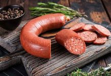 Sucuklu kahvaltı, Türk mutfağının en sevilen kahvaltılıklarından biri olarak öne çıkıyor. Sucuk, özellikle kahvaltı sofralarında hem lezzeti hem de doyuruculuğuyla bilinir. Türkiye’nin farklı bölgelerinde yerel tariflerle hazırlanan sucuk, kahvaltı kültürünün vazgeçilmez öğelerinden biri olarak sofralarda yer alıyor. Konulu bir haber görseli.