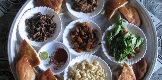 Sudan mutfağı, Afrika kıtasının doğusunda yer alan bu geniş coğrafyanın kültürel çeşitliliğini ve tarih boyunca oluşmuş etkileşimlerini sofralara taşıyan bir mirastır. Ülke, Nil Nehri’nin bereketli toprakları sayesinde tarım açısından zengin bir yapıya sahiptir ve bu durum mutfak kültürüne de doğrudan yansımaktadır. Sudan mutfağı aynı zamanda Arap, Afrika ve hatta Osmanlı etkilerinin bir arada hissedildiği bir gastronomi dünyası sunar. Bu nedenle Sudan’da sofraya oturduğunuzda yalnızca yemek değil, aynı zamanda tarih ve kültür de tatmış olursunuz. Konulu bir haber görseli.